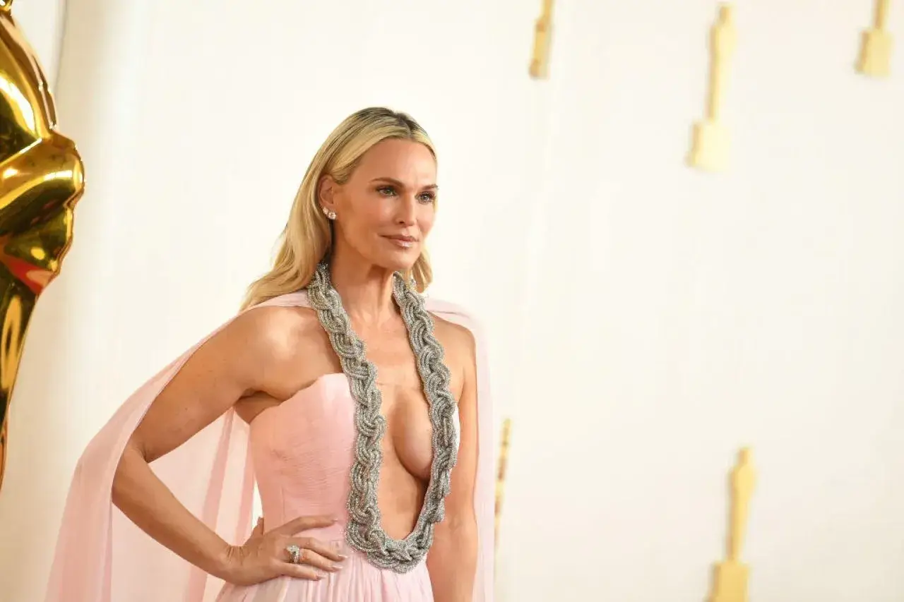 MOLLY SIMS PHOTOSHOOT AT OSCARS 2024 RED CARPET 9